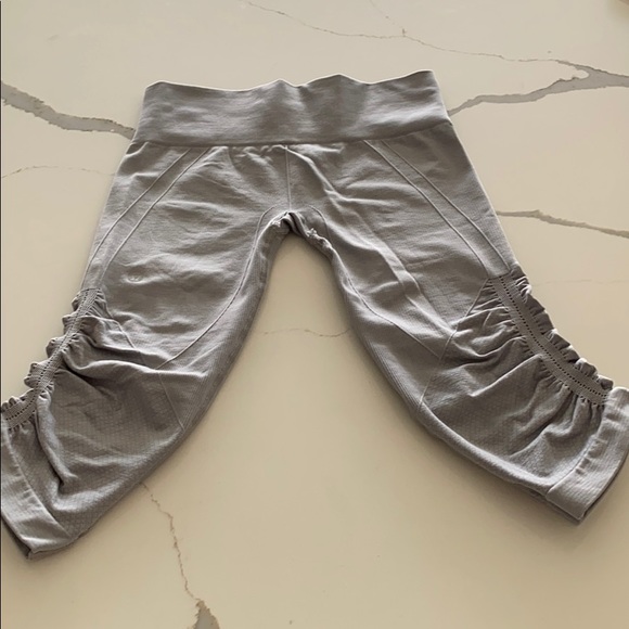 Lululemon In The Flow Crop size 6 gray - Picture 1 of 4